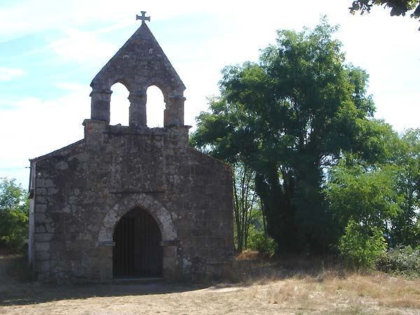 De in romaans-gotische stijl gebouwde kerk van Canas de Santa Maria